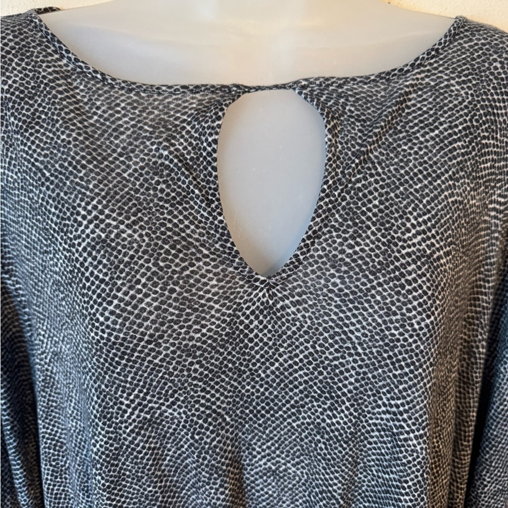 MICHAEL KORS  NEUTRAL PRINT TOP w/KEY HOLE NECKLINE DETAIL  PLUS: 3X   #9 - Picture 2 of 10